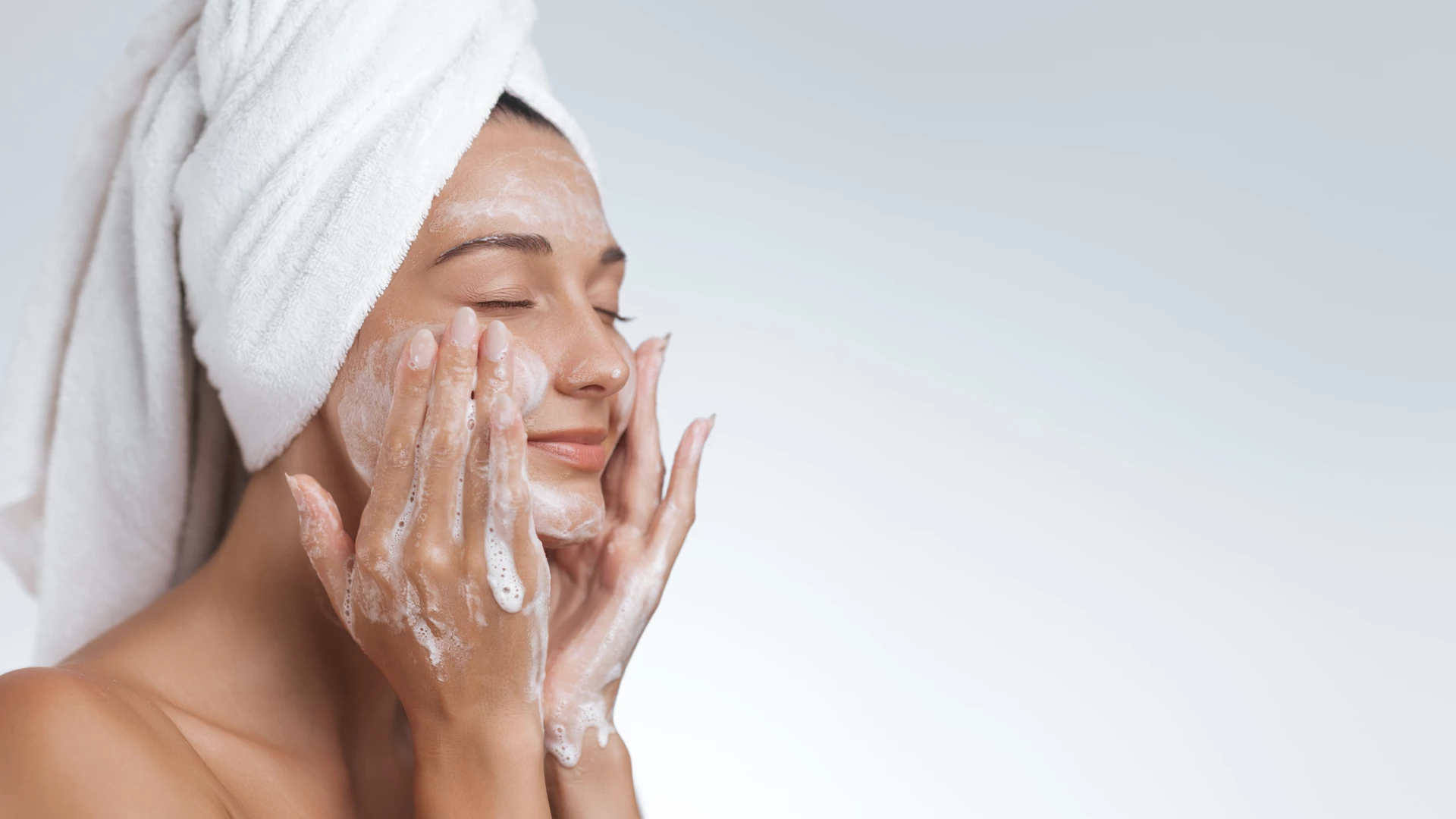 ######Waarom is dit zo belangrijk?
Een schone, niet-geïrriteerde huid neemt verzorgingsproducten veel beter op. Een te agressieve reiniging (zoals zeep, schuimende reinigers met sulfaten of te heet water) tast de natuurlijke beschermende vetten aan en ondermijnt zo de hydratatie.