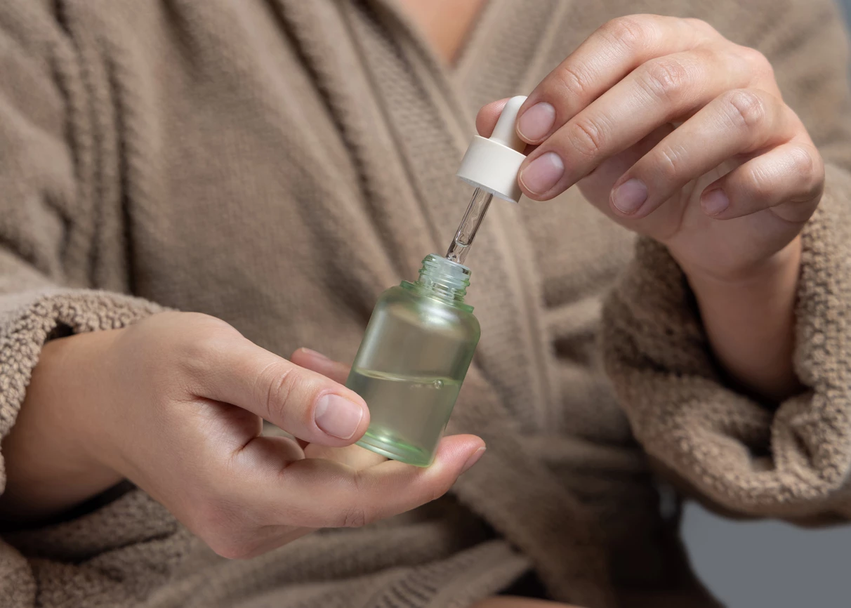 ###### De rol van het serum
Een goed serum, rijk aan humectanten zoals hyaluronzuur en biomimetische peptiden, werkt als een slimme spons: het vangt het eerder aangebrachte vocht op en bindt het in de verschillende huidlagen.