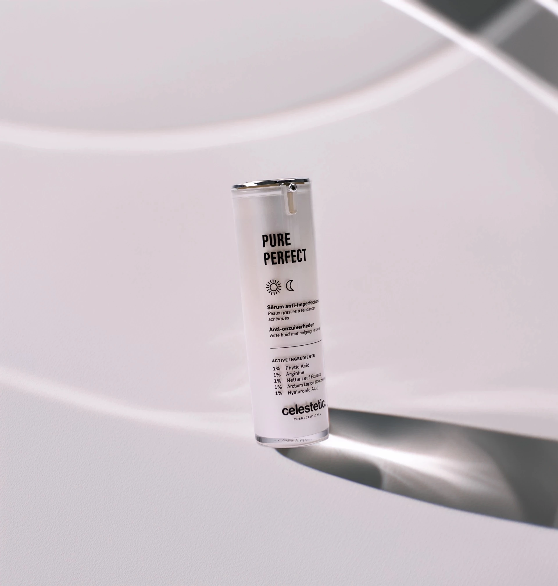 <h6>Samenstelling aan alcoholen en hun rol:</h6> Cetearyl Alcohol (verzachtend), Butylene Glycol (hydraterend), Caprylyl Glycol (co-oplosmiddel en milde conserveerder)</p>
<h6>Compenseerende ingrediënten:</h6> Hyaluronzuur (INCI: Sodium Hyaluronate), Klitwortel (INCI: Arctium Lappa Root Extract), Fytinezuur, Arginine (aminozuur)