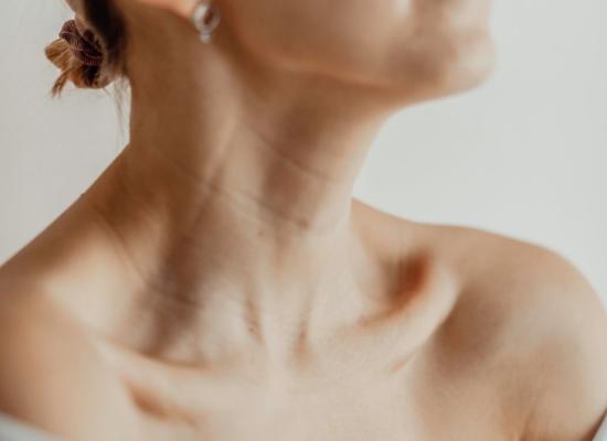 Ingrediënten om hardnekkige halsrimpels te bestrijden