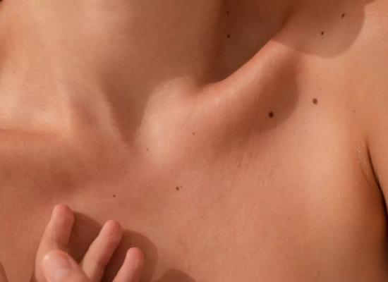 Ja, u mag gerust af en toe een pauze nemen van uw skincare – dat is zelfs goed voor uw huid!