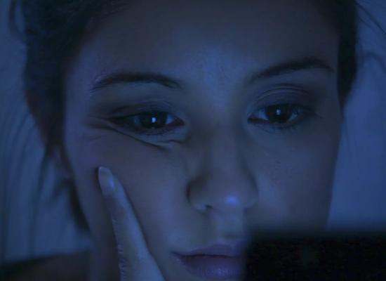 Schermen vs. LED: de verrassende waarheid over blauw licht en uw huid